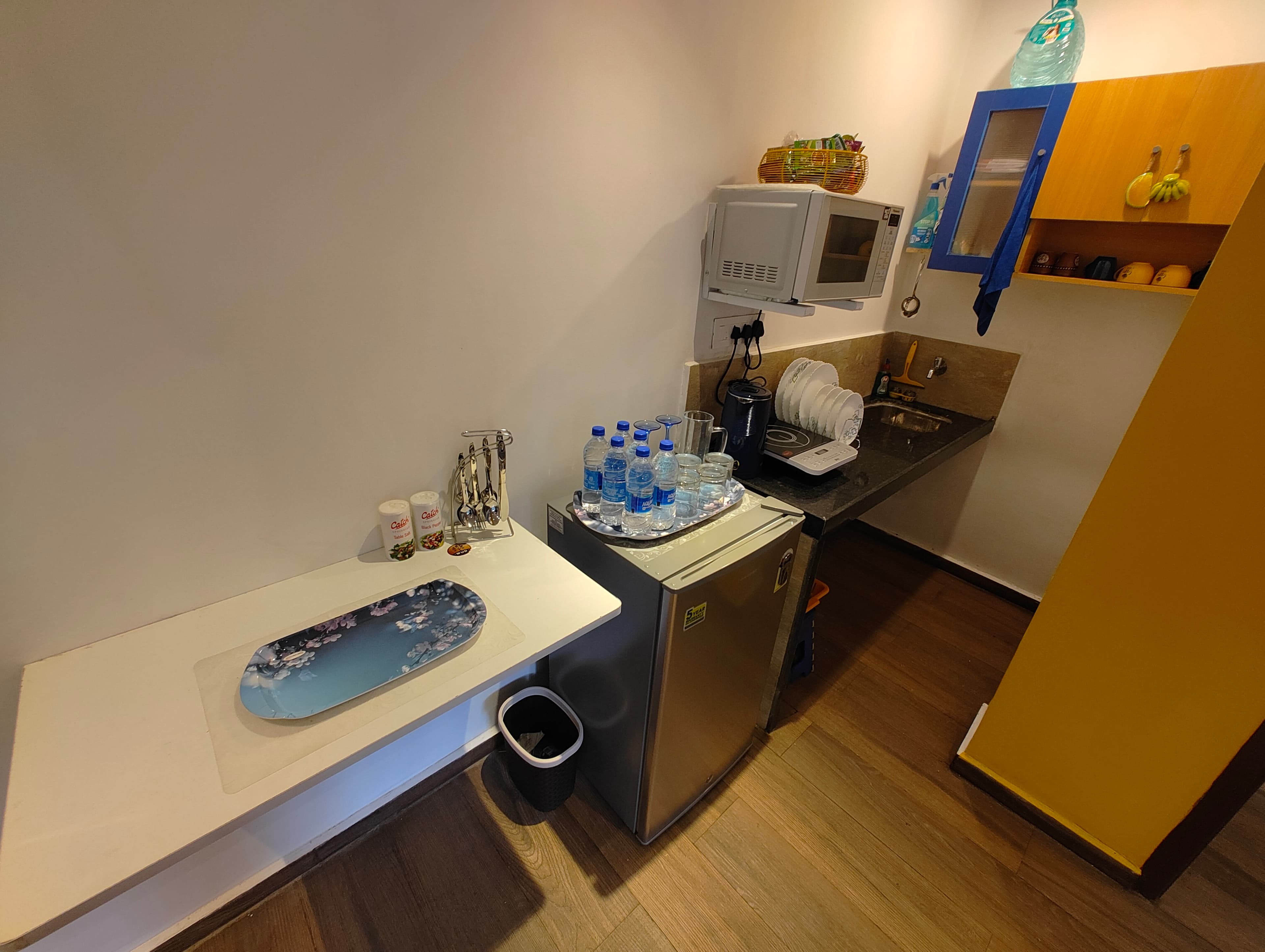 Mello Rosa kitchenette
